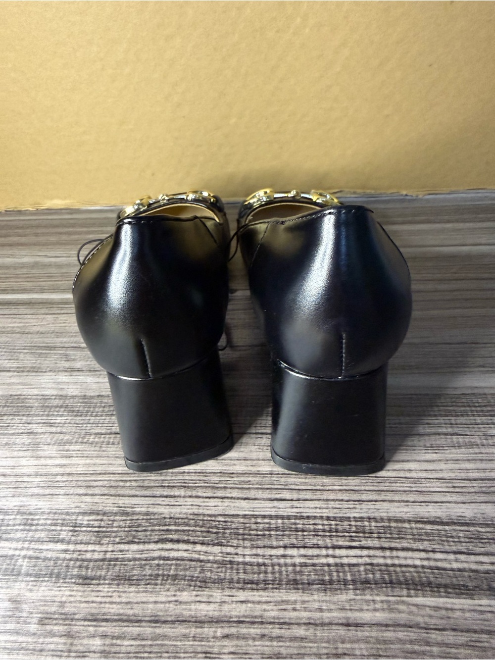 Liz Claiborne Black Leather hills with Gold Buckle Accent - Picture 6 of 6